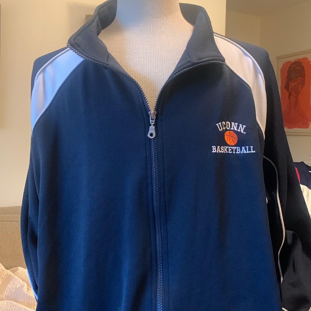 UCONN HUSKIES BASKETBALL NAVY BLUE SWEATSHIRT WITH EMBROIDERED LOGO